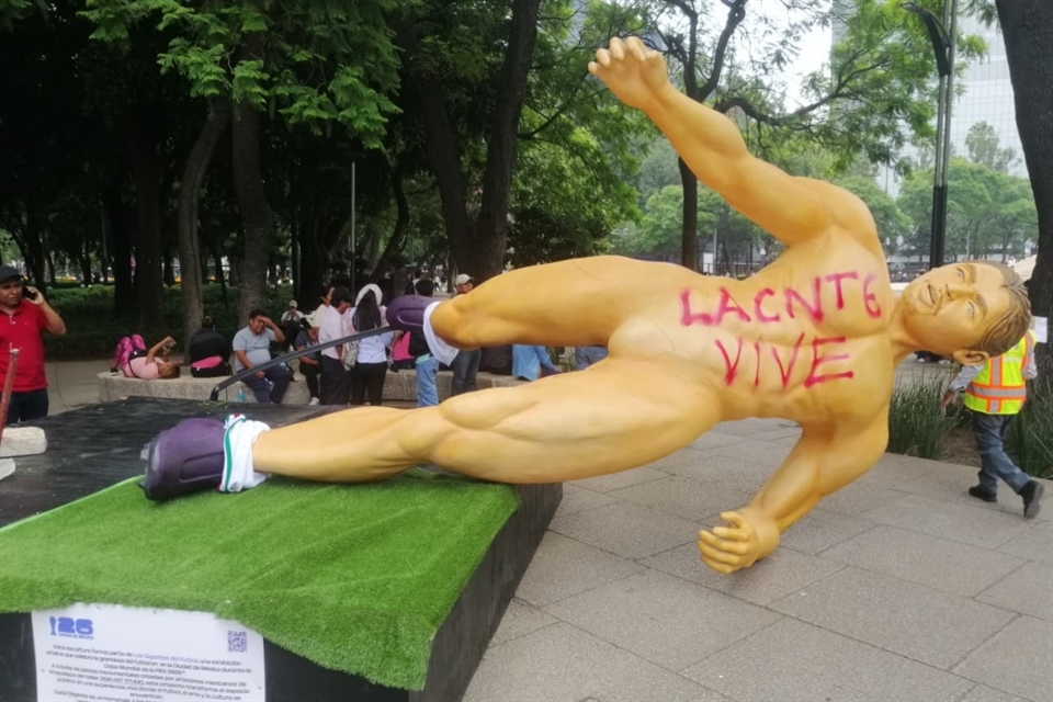 Maestros mexicanos derriban estatuas del Mundial de Fútbol en medio de protestas