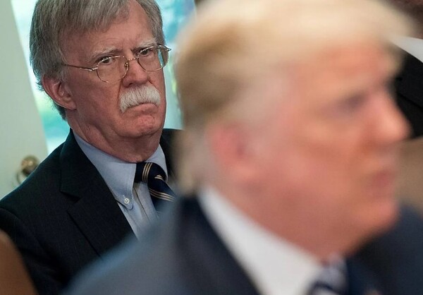 Bolton se declarará culpable por retención ilegal