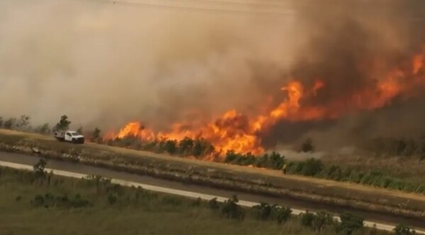 Incendios forestales obligan al cierre de carreteras en Florida