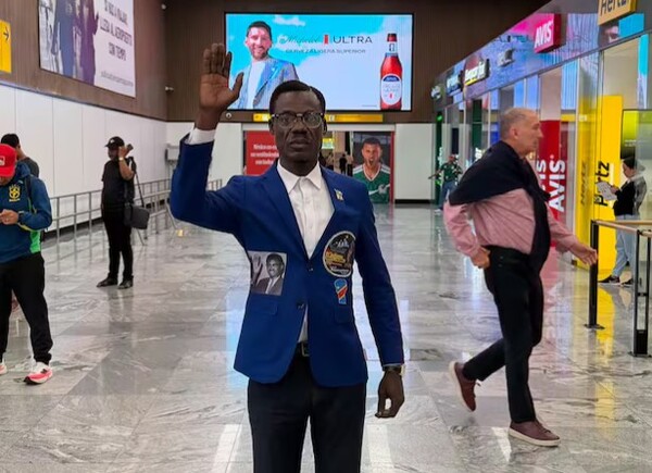 El aficionado que parece estatua conquista el Mundial, ¿Quién es?
