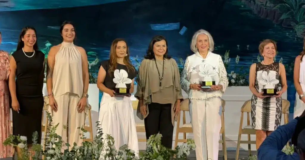 Entregan Premio Blancas Mariposas a tres destacadas tabasqueñas