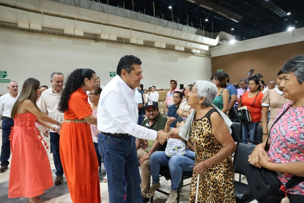 Javier May entrega apoyos a personas con discapacidad