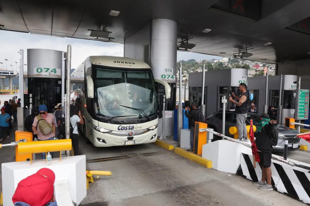 Maestros anuncian paso gratuito en peajes de Ciudad de México y acciones en 20 estados
