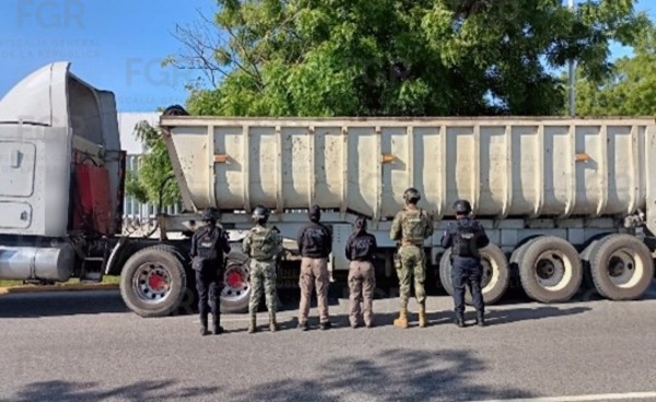 Aseguran dos tractocamiones con arena y detienen a cuatro personas en Tabasco
