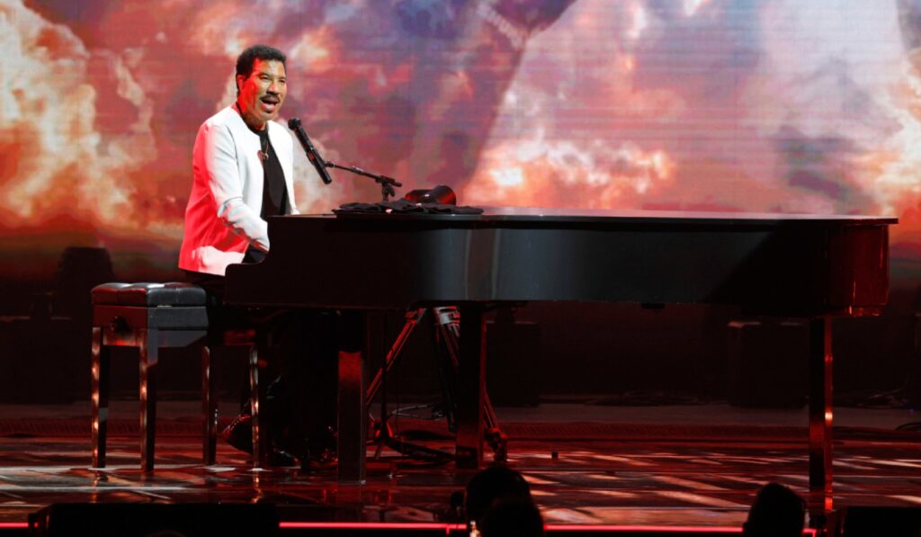 Lionel Richie abandona concierto en Minnesota por malestar