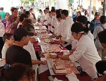 ¡Festejo a lo grande! Comparten más de 50 planchas de pastel por el aniversario 462 de Villahermosa