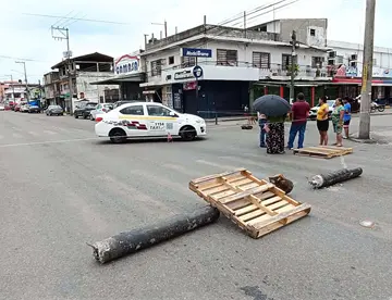 Con bloqueo en Av. Méndez consiguen cambio de transformador en Tamulté