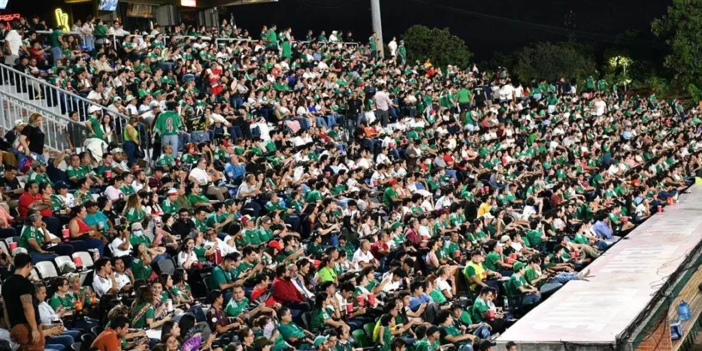 Estadio Centenario: Familias tabasqueñas festejan triunfo 'Tri'