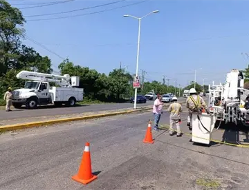 Atiende CFE afectaciones en la red eléctrica en Centro tras tromba