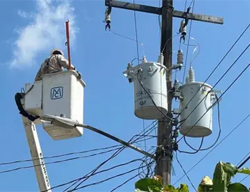 Labores de CFE y gobierno para atender problemas de falta de energía continuaron este domingo