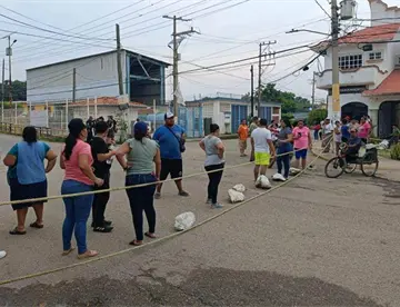 Habitantes bloquean carretera a Río Viejo tras quedarse sin energía por choque de camión