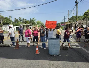 Bloquean la Comalcalco-Paraíso para exigir nuevo puente peatonal