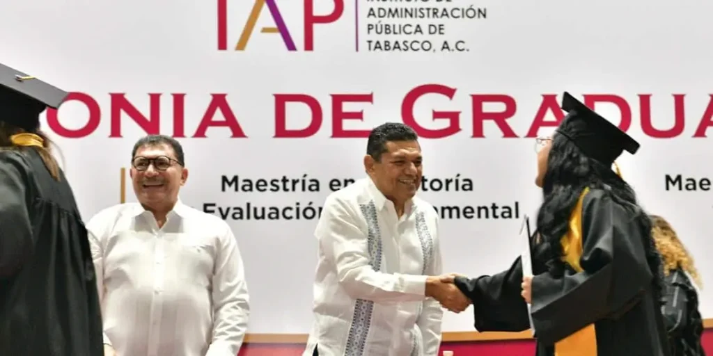 Ética y lealtad exhorta Javier May a egresados del IAP