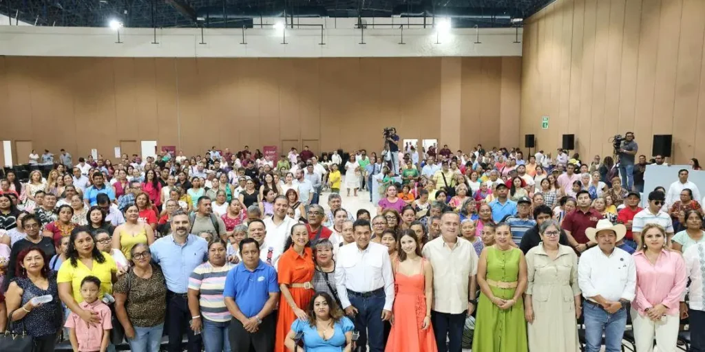 Javier May Rodríguez otorga apoyos a personas vulnerables