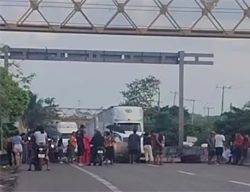 Bloquean la Villahermosa-Frontera por falta de energía eléctrica