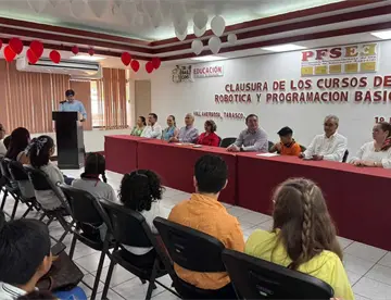 Clausuran curso de robótica y programación diseñado por la UTTAB para niños genios