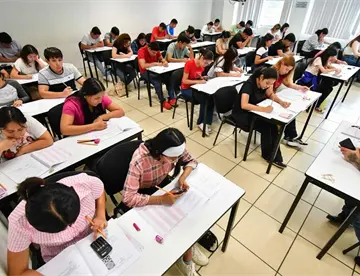 Pide UJAT a padres de aspirantes no permanecer en sedes de aplicación del examen de admisión
