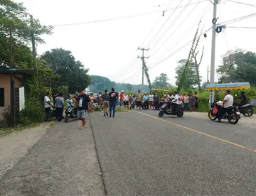 Bloqueo en la Villahermosa-Reforma por falta de luz en Río Tinto 1ª, termina en trifulca