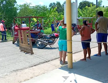 Por falta de luz, bloquean camino en Buena Vista, Río Nuevo Centro