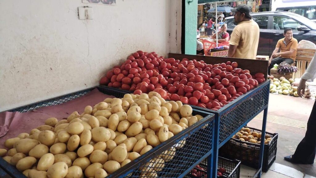 Bajan precios de productos básicos pero papa y aguacate mantienen alzas