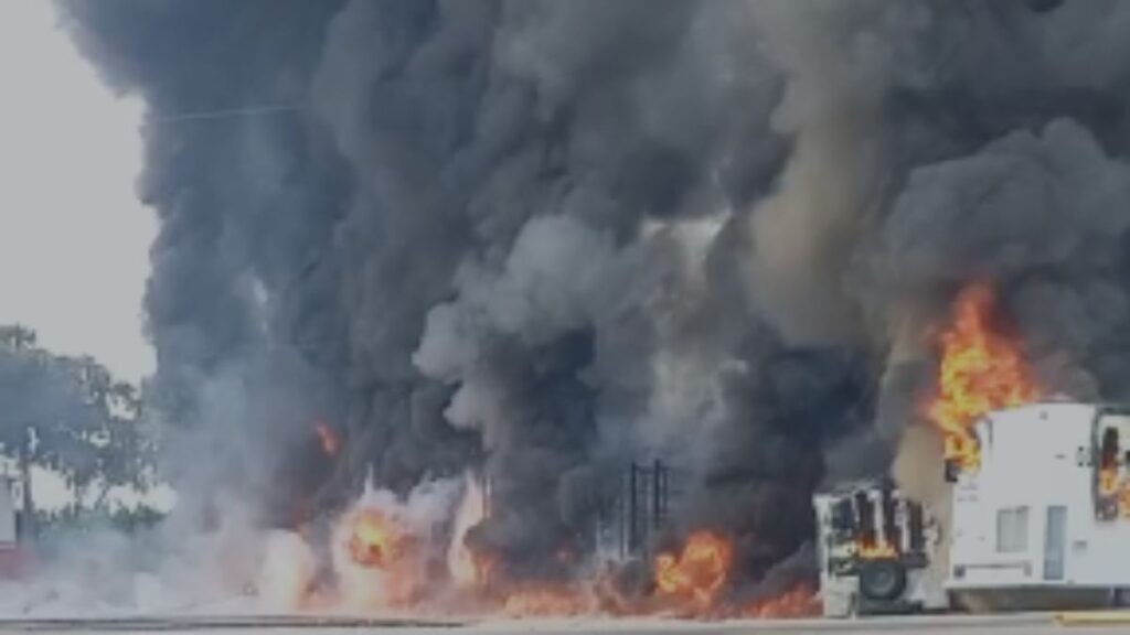 Pipa choca y se incendia en la carretera Cárdenas-Coatzacoalcos