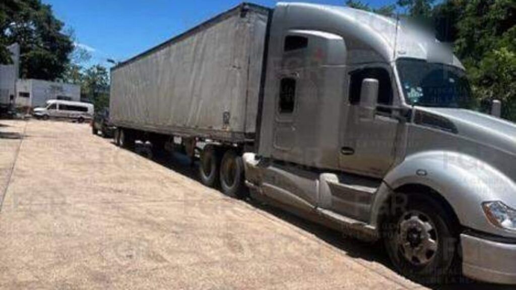FGR asegura tractocamión con 80 mil latas y detiene a conductor en Tabasco