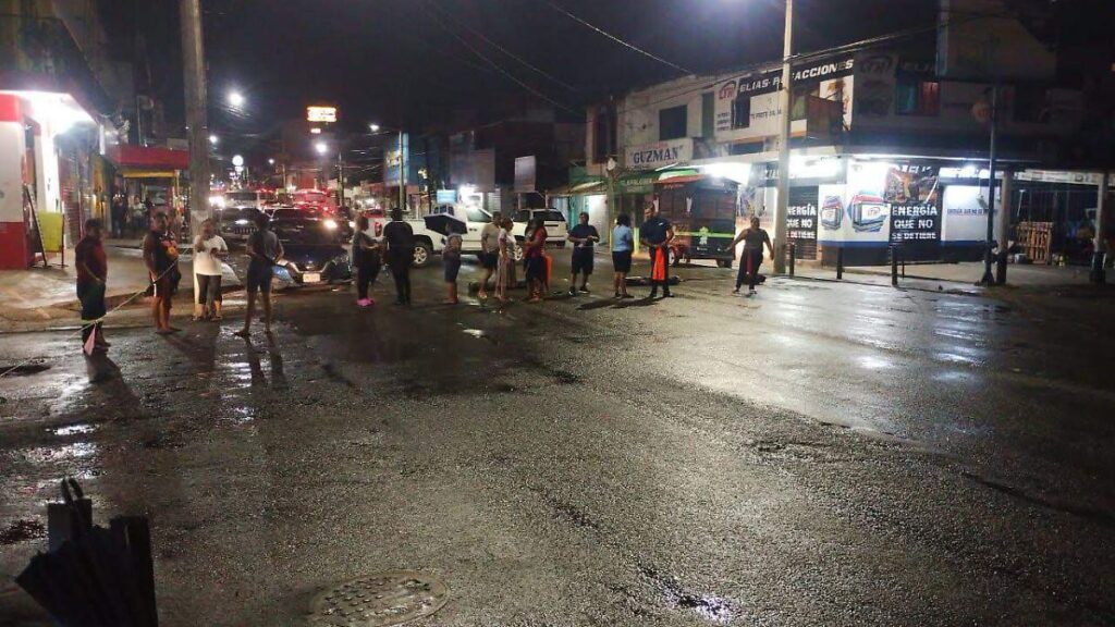Vecinos de Tamulté bloquean avenida Méndez por incumplimiento de transformador