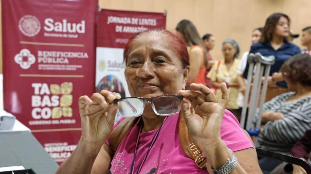 Entregan 981 aparatos funcionales y más de mil lentes en Tabasco