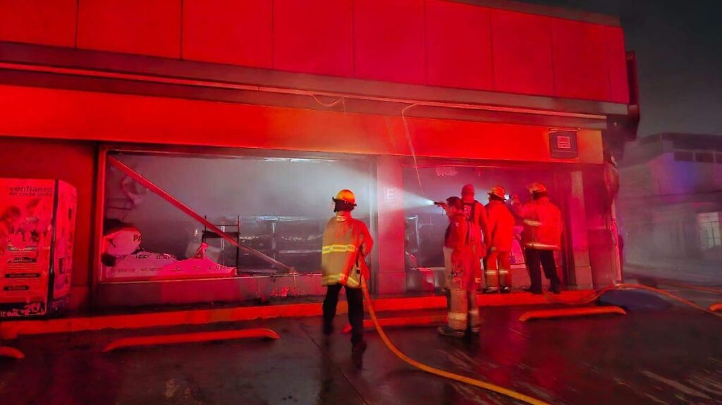 Arden tienda Oxxo y vehículos en Villahermosa; se registra movilización policiaca