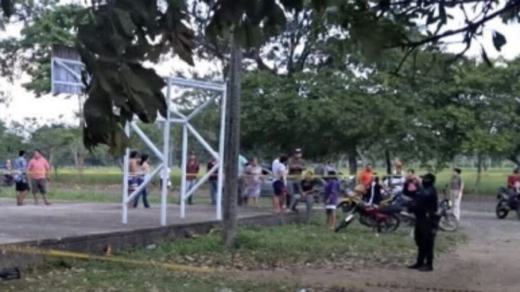 Irrumpen partido en Huimanguillo y atacan a balazos a dos hombres; uno muere