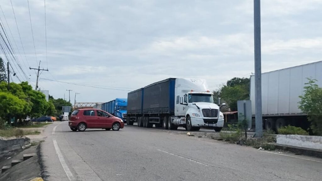 Caos por bloqueo en la Villahermosa – Frontera; protestante por falta de luz