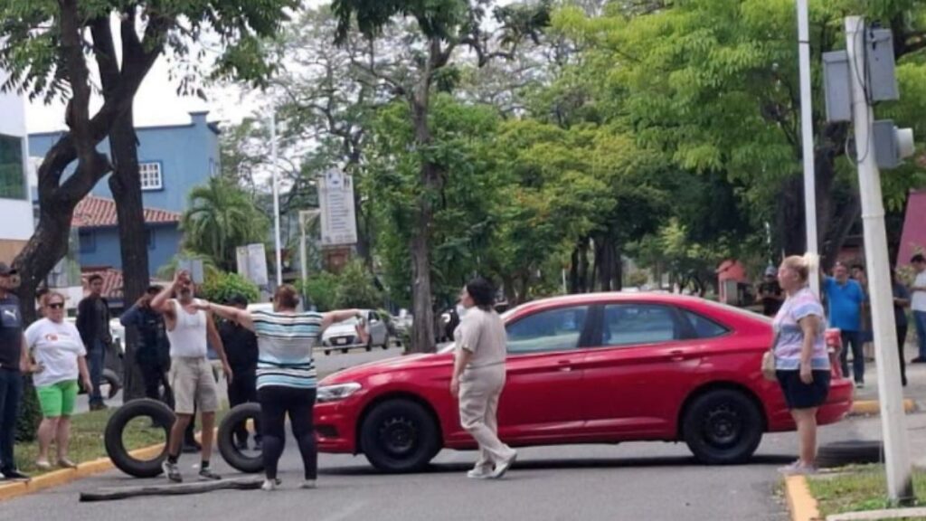 Explosión de transformador deja sin luz Avenida Los Ríos; vecinos bloquean vialidad