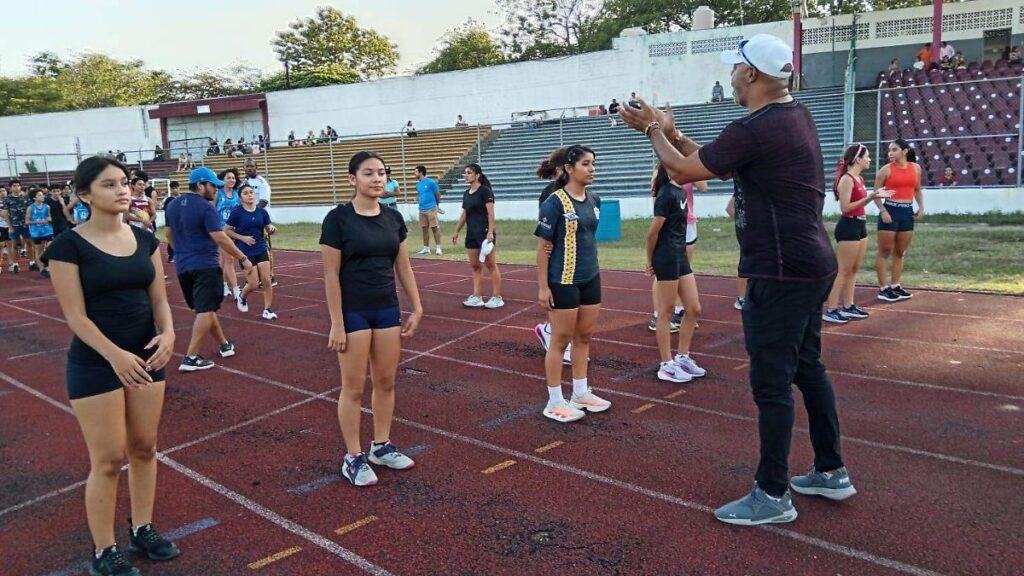 Anier García, medallista olímpico inicia trabajo con atletas de Tabasco