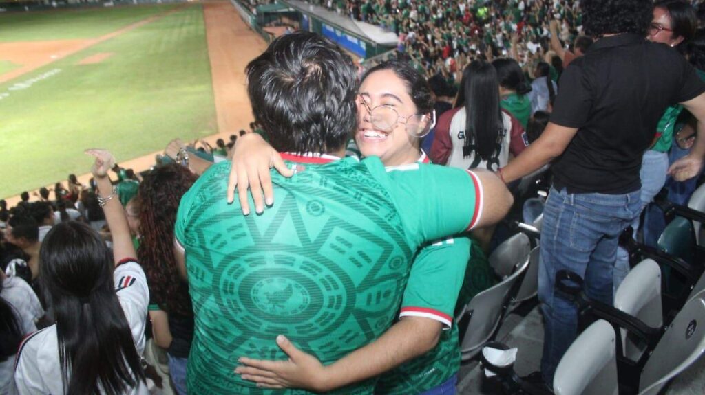 Estalla la fiesta tricolor en el Centenario tras victoria de México contra Ecuador
