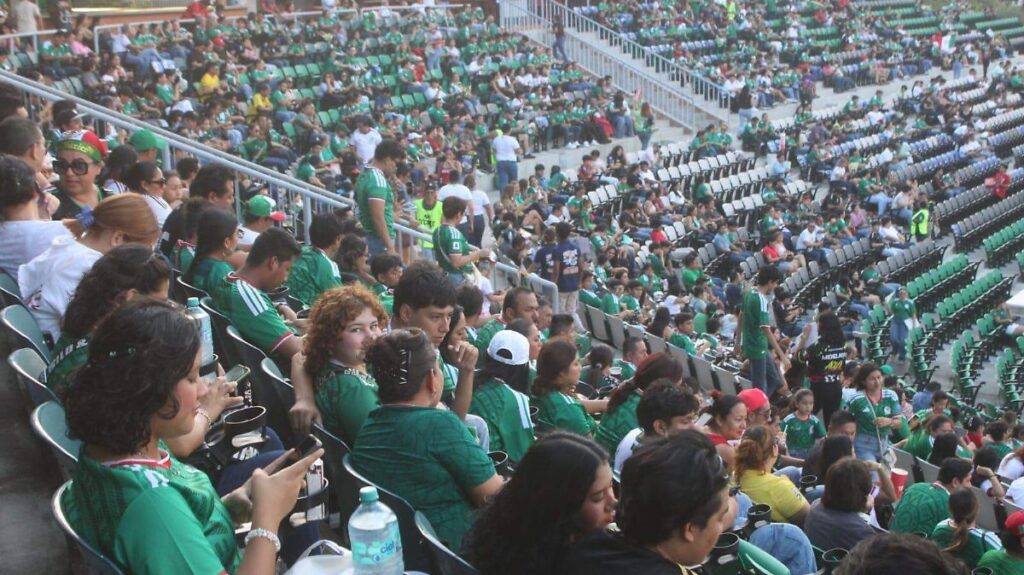 Afición llena el Centenario en Villahermosa previo a México vs Ecuador