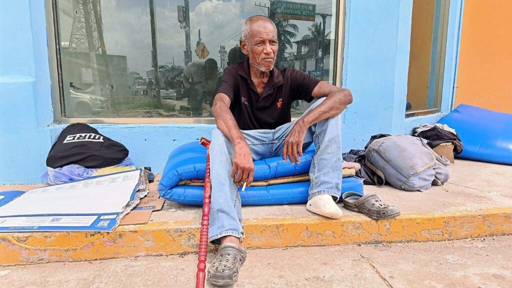 Vulnerables, adultos mayores cubanos varados en Villahermosa tras deportación