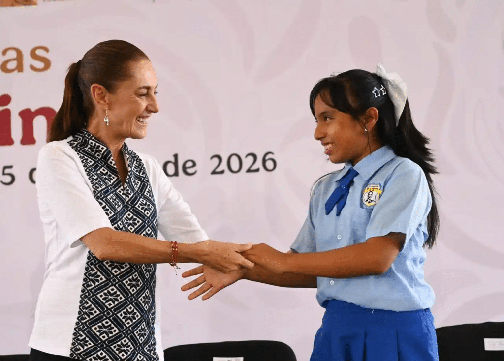 Claudia Sheinbaum entrega tarjetas de beca Rita Cetina en Minatitlán, más de 9 millones de estudiantes beneficiados