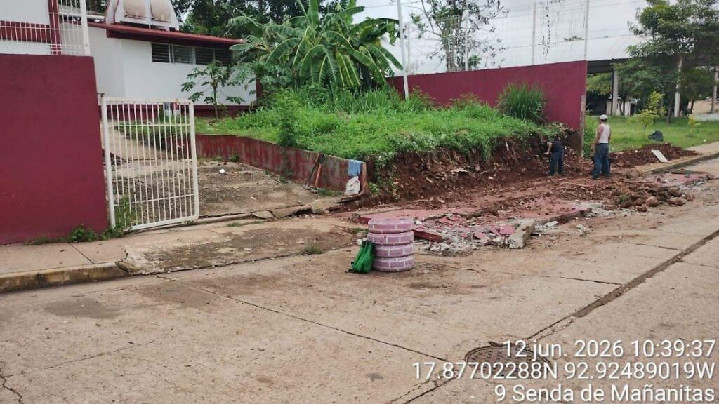 Lluvias intensas colapsan barda en primaria de Villahermosa; suspenden clases