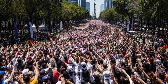 Miles participan en Paseo de la Reforma para romper récord Guinness de la ola humana más grande del mundo