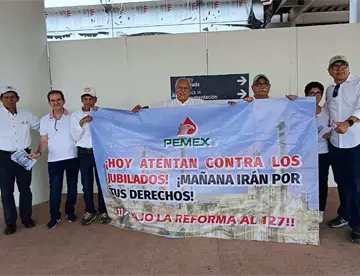 Se manifiestan jubilados de Pemex y CFE contra reforma a ley de pensiones en Aeropuerto de Villahermosa