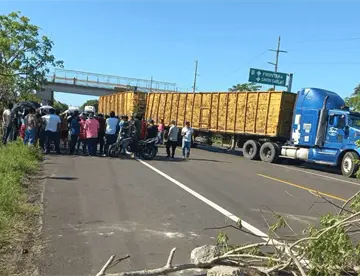 Habitantes de Simón Sarlat cierran la Villahermosa-Frontera por falta de energía