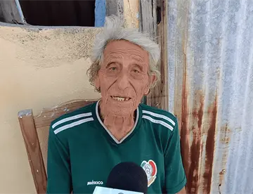 Sin casa, herido y abandonado pasa sus días don José, en calles de Atasta