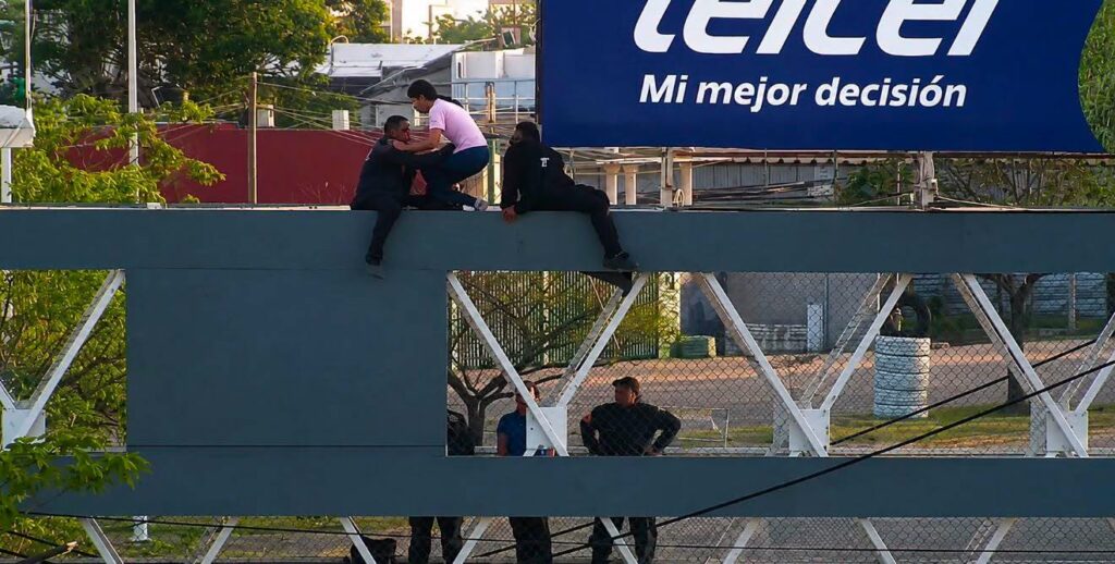 Policía Estatal auxilia a joven en situación de riesgo en Centro