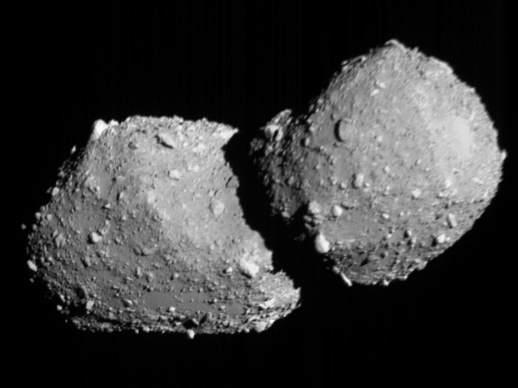 Japón capta asteroide con forma de «muñeco de nieve»