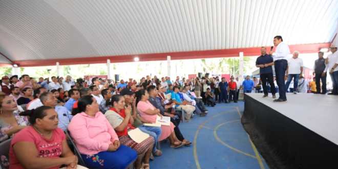 Javier May lleva bienestar al poblado C-11 de Cárdenas