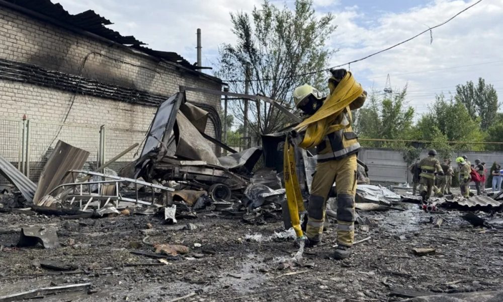 Rusia y Ucrania intercambian ataques; reportan muertos y daños en ambos países