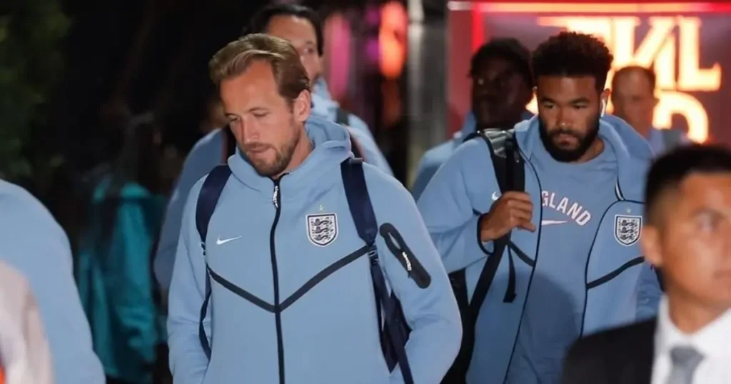Abuchean a Inglaterra a su llegada a la CDMX previo al duelo contra México