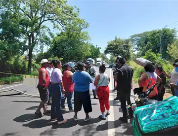 Cierran casi 3 horas la Villahermosa-Teapa en demanda de espacios en secundaria de Villa El Cielo