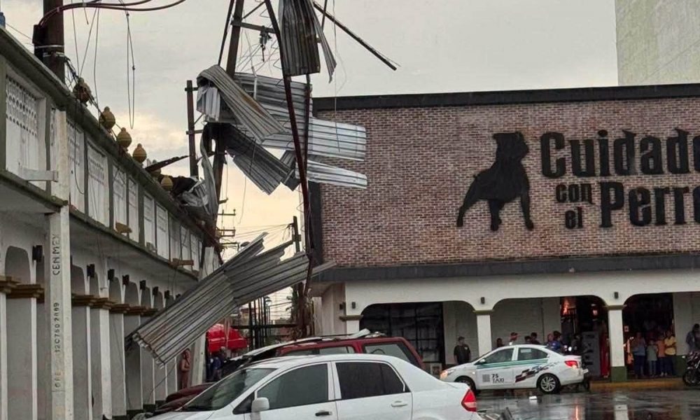 Fuertes vientos provocan daños en negocios del centro de Cárdenas