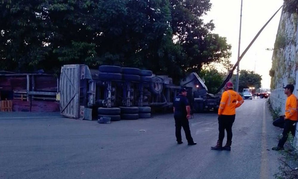 Góndola cae de puente a desnivel en la carretera Villahermosa-Cárdenas